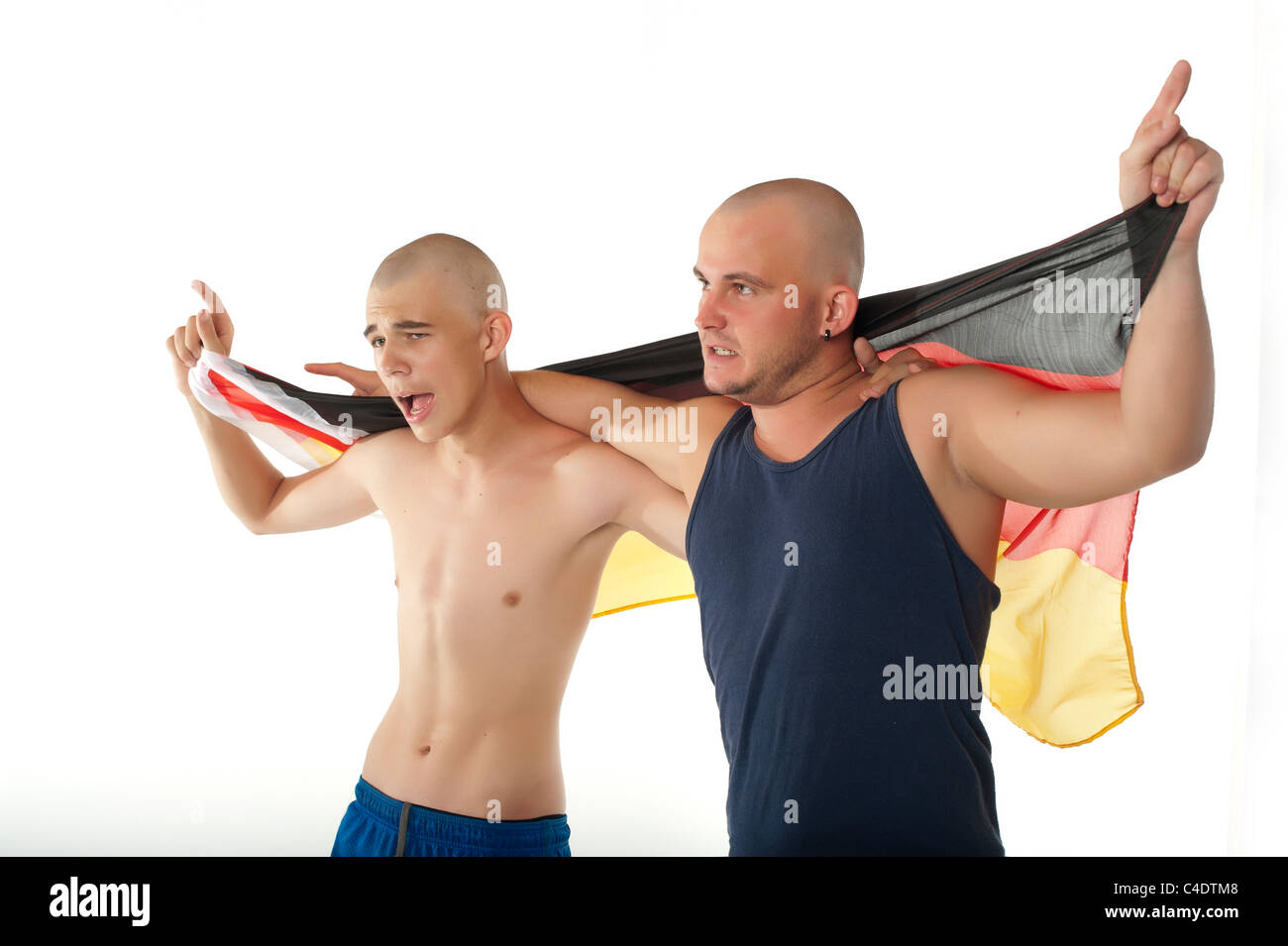 Deutsche Skinhead-Hooligans jubeln mit Deutschland Flagge Stockfoto