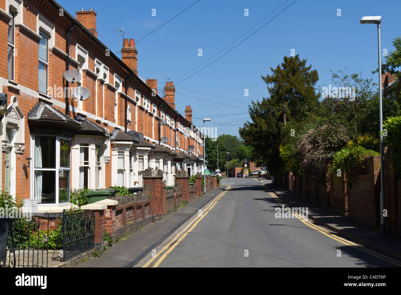 Eine Reihe von Reihenhäusern in einer Seitenstraße von Worcester Stockfoto