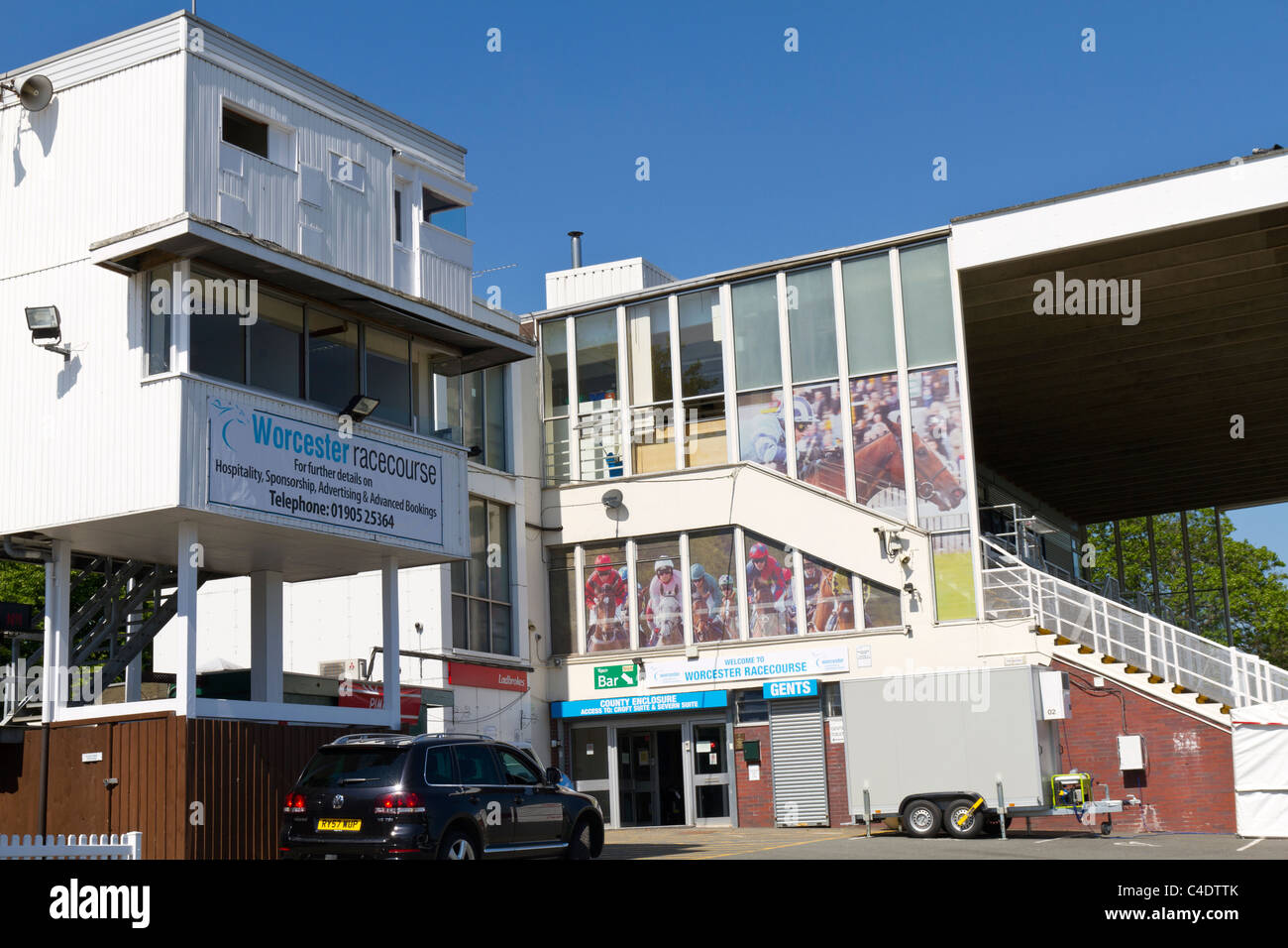 Die Haupttribüne in Worcester Rennbahn Stockfoto