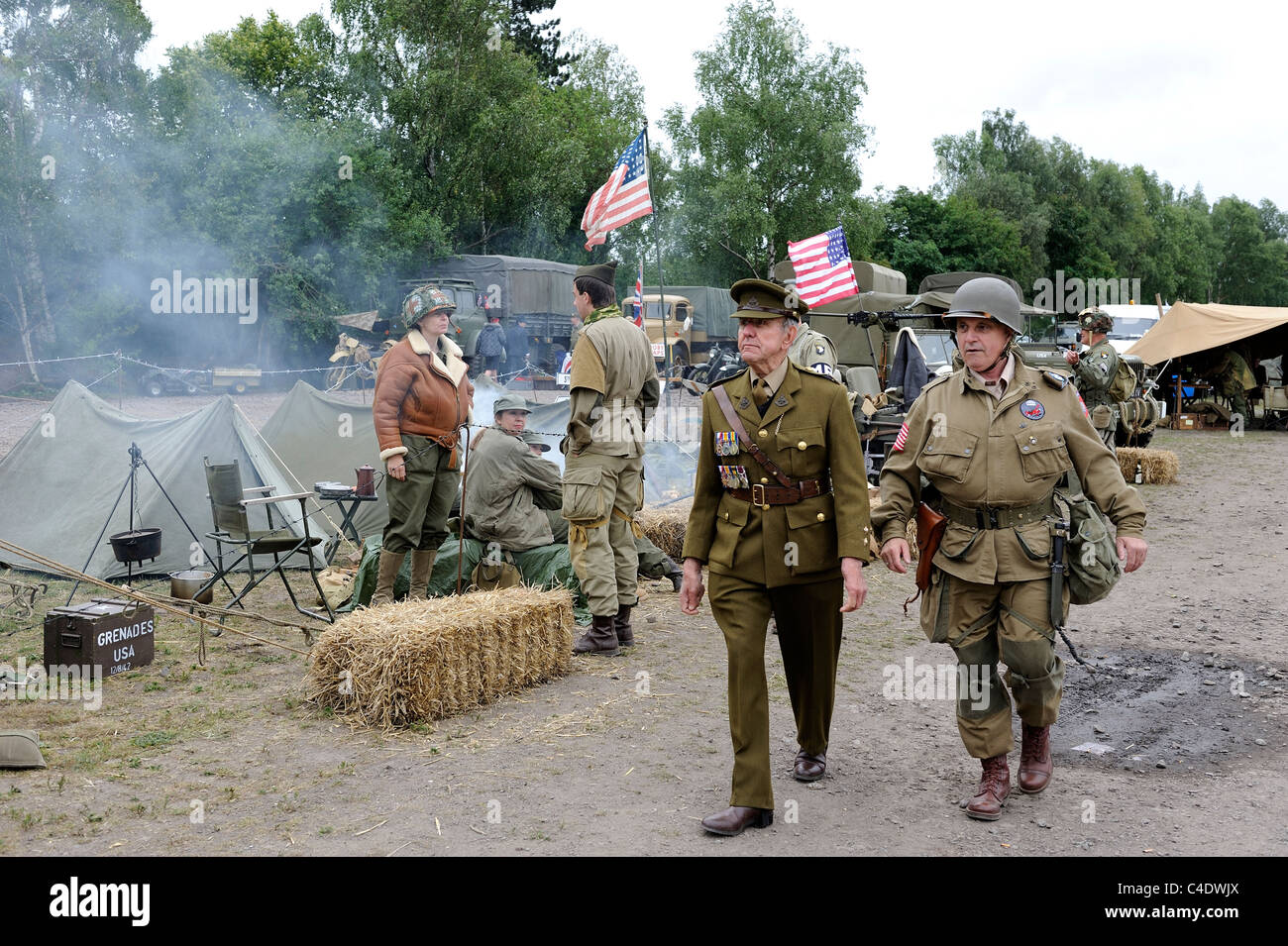 amerikanische und britische Soldaten an einem Krieg Reenactment großen zentralen Bahnhof Loughborough England uk Stockfoto