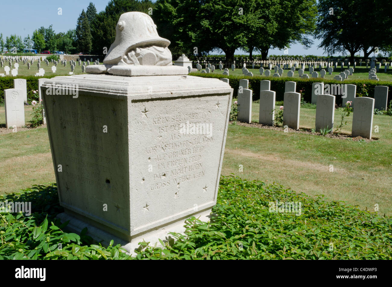 Britische und deutsche Kriegsgräber in Cambrai Osten Militärfriedhof, Frankreich Stockfoto