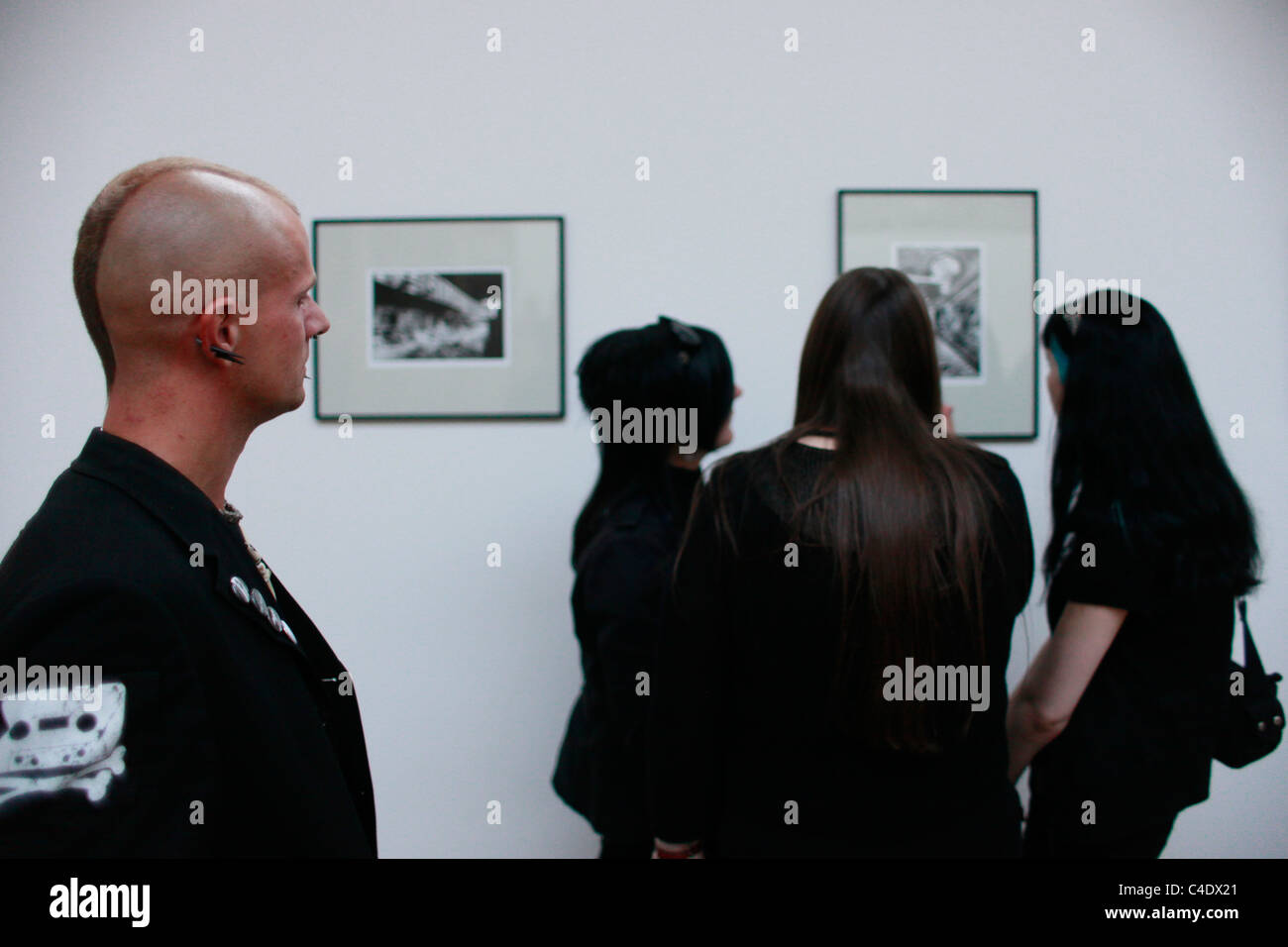 Junge Menschen, die Teilnahme an einer Fotografie Ausstellung n Halles Messehallen in Ostdeutschland Leipzig Stockfoto