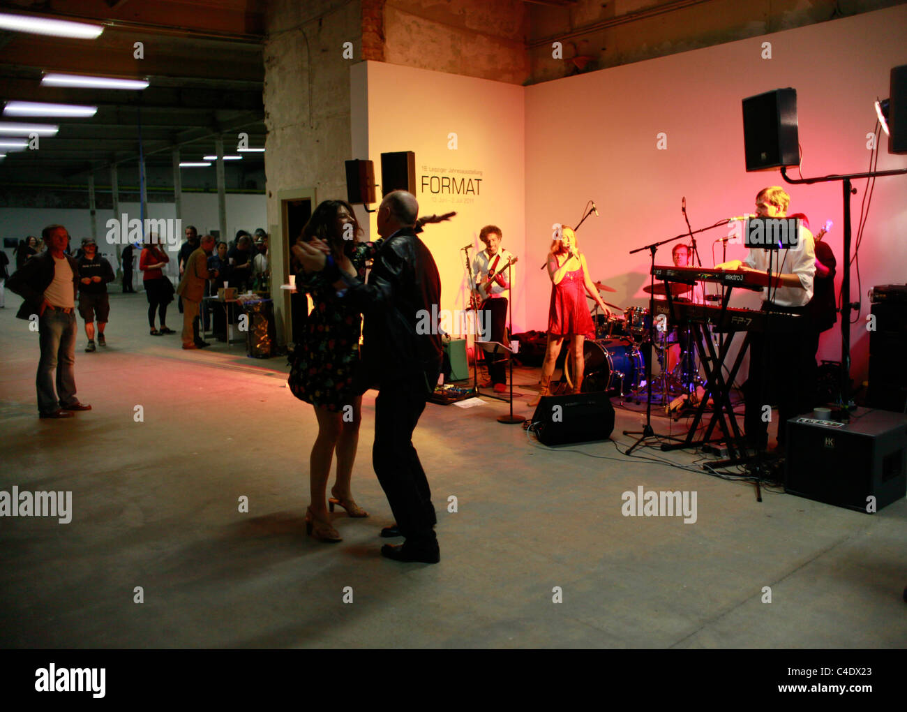 Musikband Unterhaltung während der Kunst-Ausstellungseröffnung in Halles Messehallen in Leipzig Sachsen Ostdeutschland Stockfoto