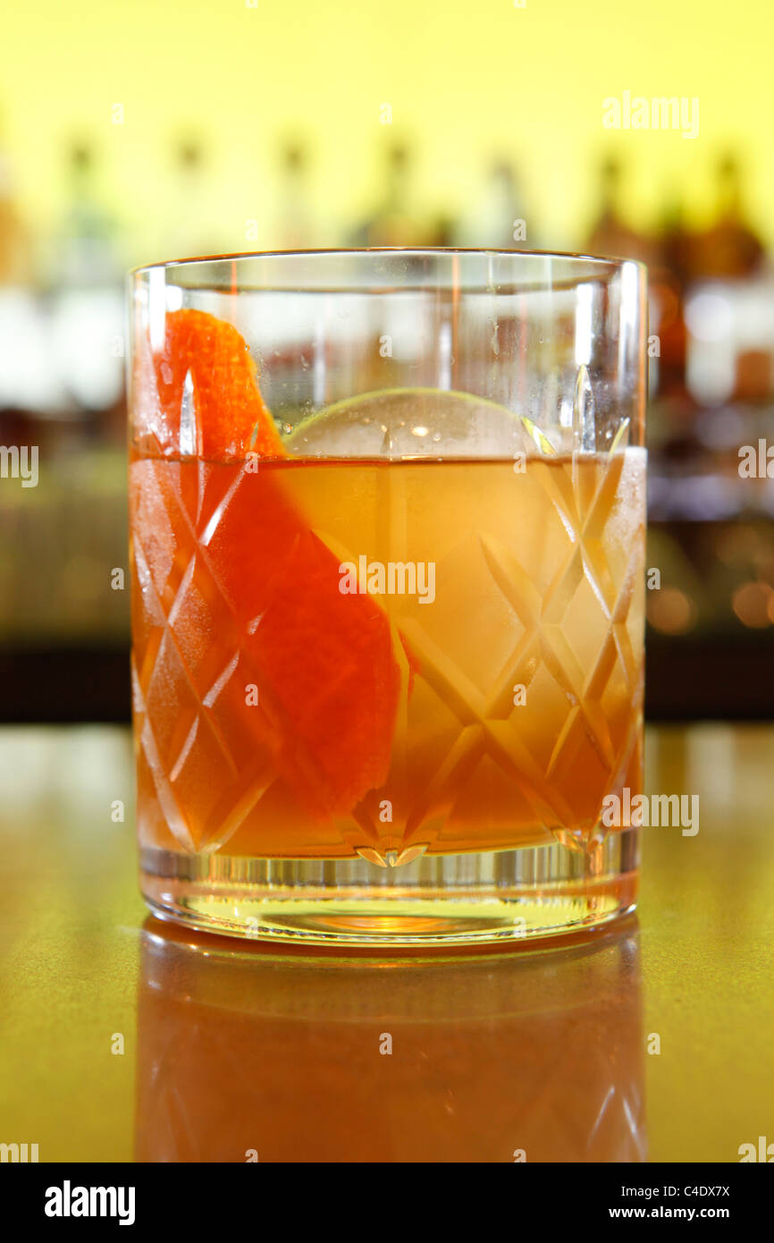 Cocktail in ein Glas auf eine Bar. Cocktail-Bar. Stockfoto