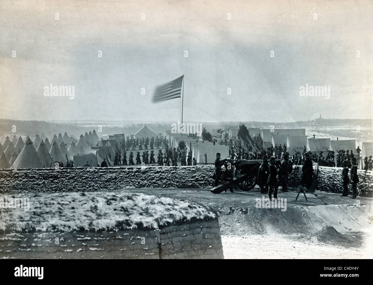 Unionssoldaten mit Kanonen in einem Artillerie-Bunker in Fort Richardson, Arlington, Virginia. Stockfoto