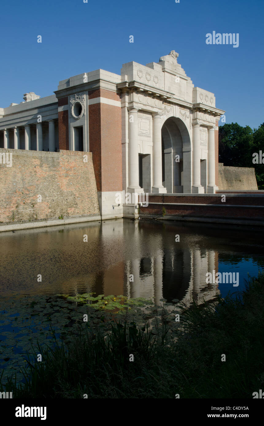 Das Menentor Denkmal für die fehlenden, Ypern, Flandern Stockfoto