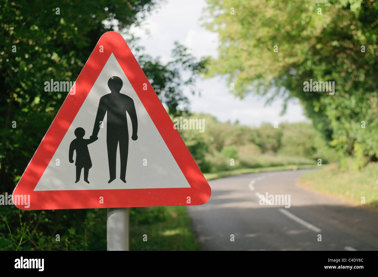 Dreieckige Schild Warnung Fahrer der Präsenz der Fußgänger auf der schmalen Landstraße Stockfoto