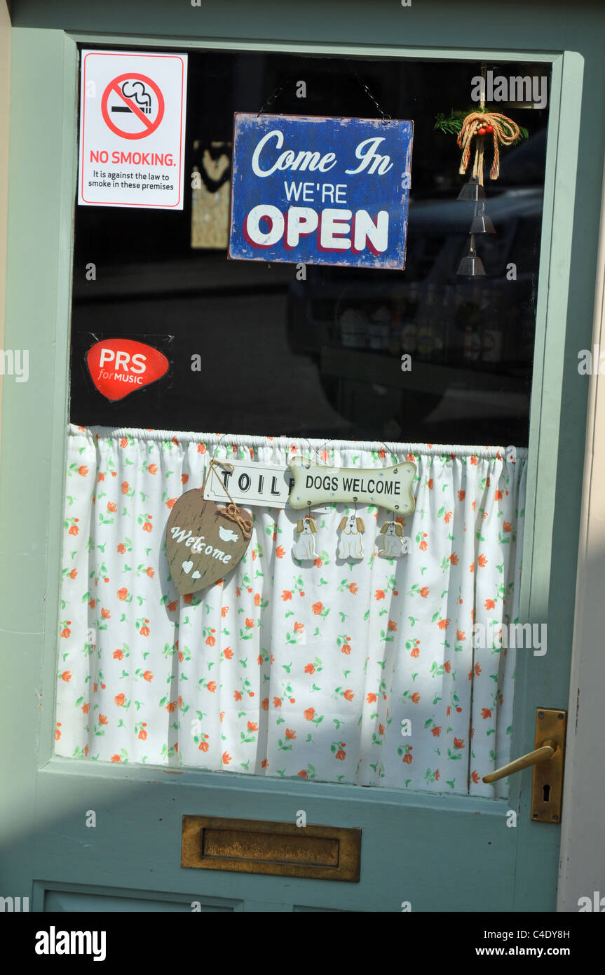 Derbyshire, England: Café Tür in Eyam Dorf Stockfoto