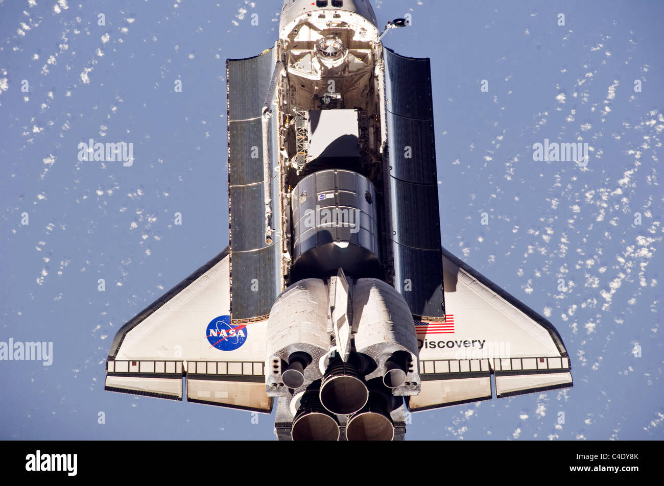 Space Shuttle Discovery Im Orbit Von Oben Gesehen Stockfotografie Alamy