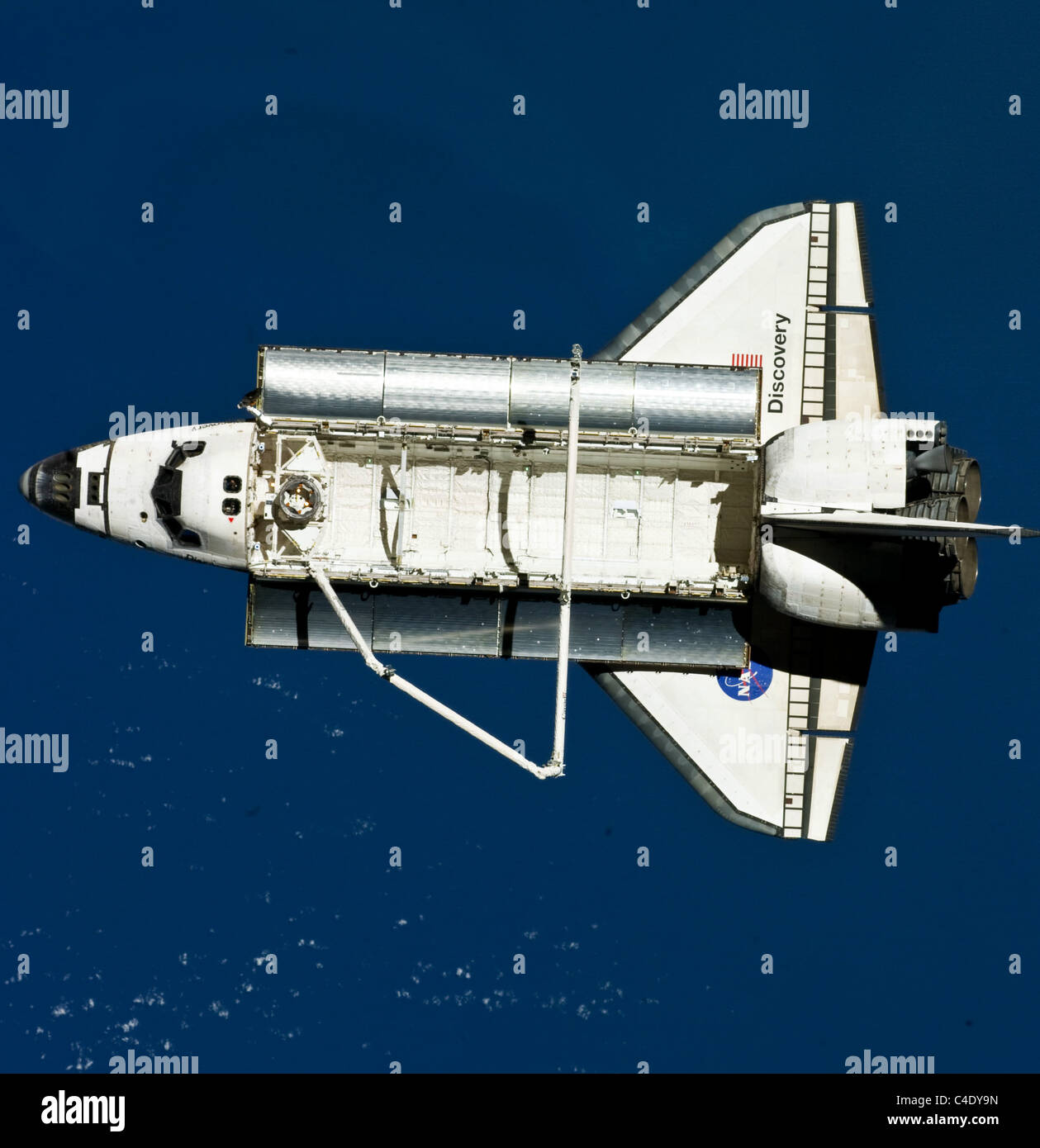 Space Shuttle Discovery im Orbit von oben gesehen. Stockfoto
