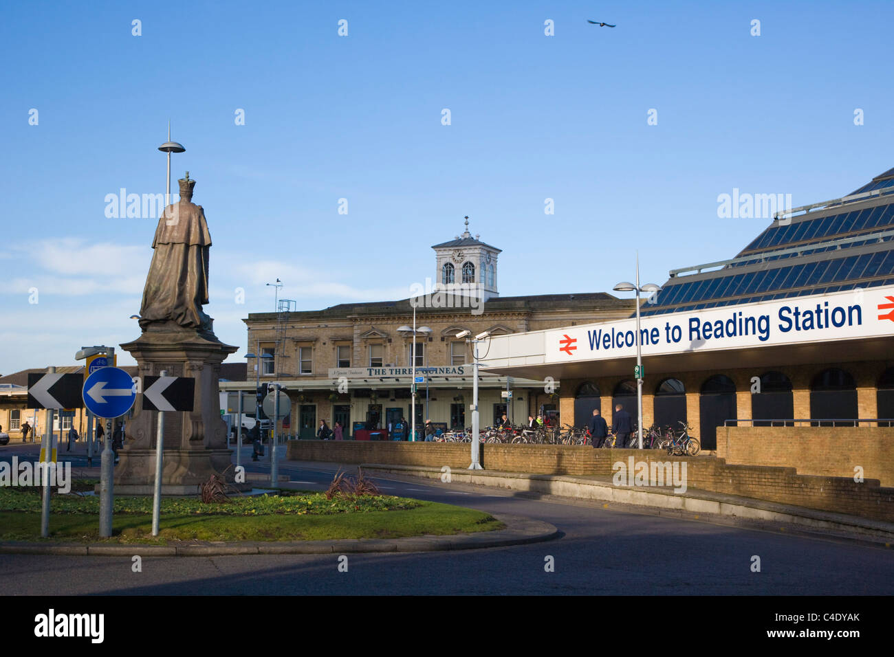Bahnhof mit der Statue von König Edward VII und drei Guineen Pub lesen. Bahnhofsplatz. Berkshire. UK Stockfoto