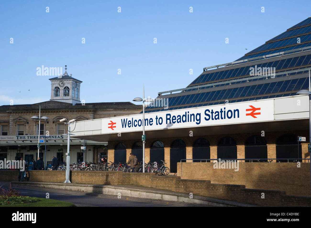 Bahnhof mit drei Guineen Pub lesen. Bahnhofsplatz. Berkshire. UK Stockfoto