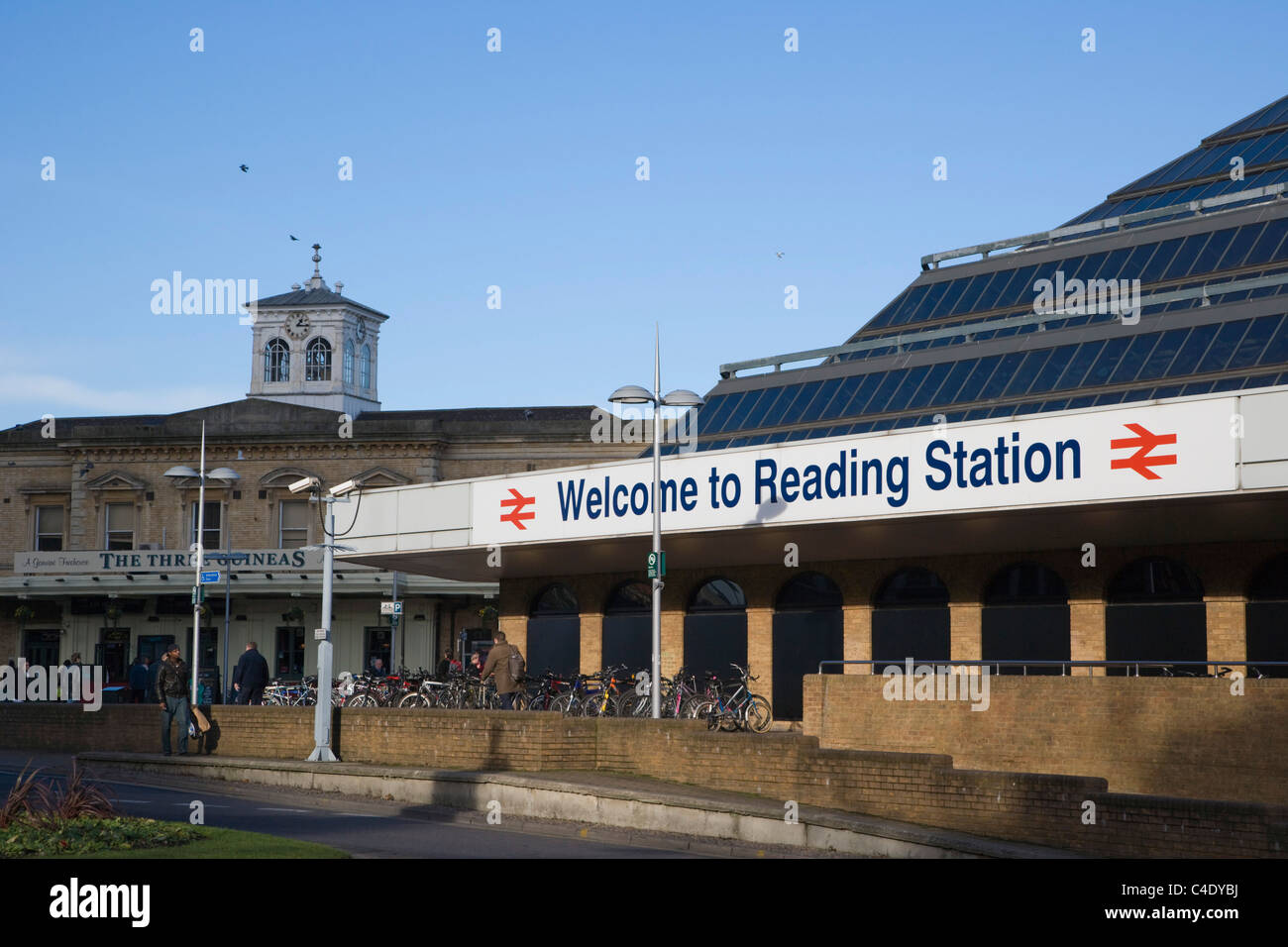 Bahnhof mit drei Guineen Pub lesen. Bahnhofsplatz. Berkshire. UK Stockfoto