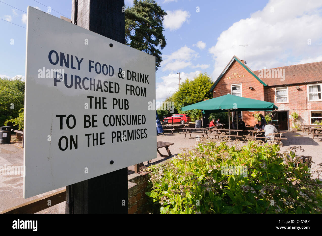 Melden Sie sich außerhalb eines englischen Pubs Fragen Kunden Speisen und Getränke auf dem Gelände nur gekauft verbrauchen Stockfoto