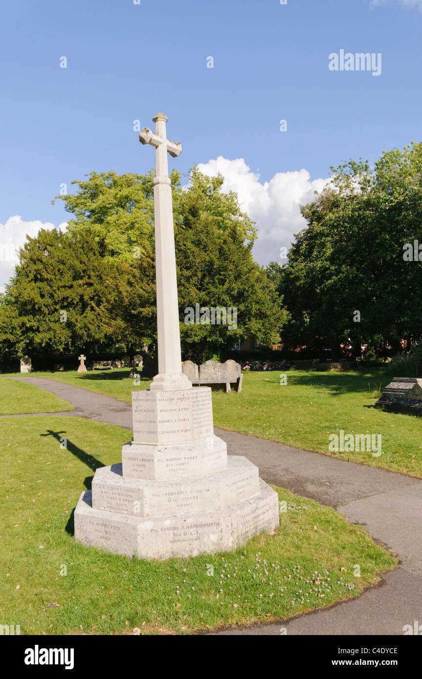 Krieg Gedenkkreuz auf dem Friedhof Stockfoto