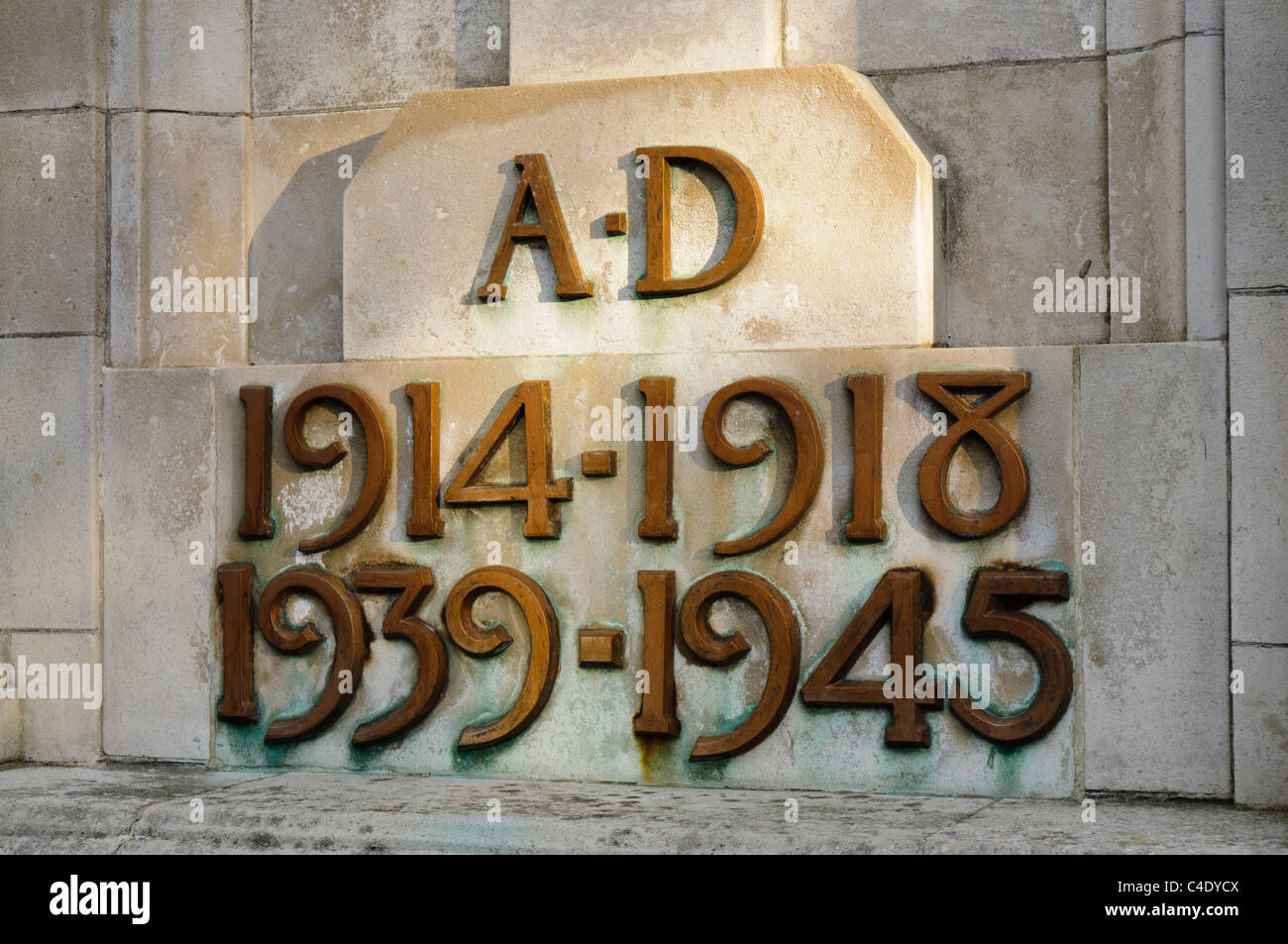 Jahre des Weltkrieges 1 und 2. Weltkrieg auf der Basis eines Denkmals auf die 2 Weltkriege Stockfoto