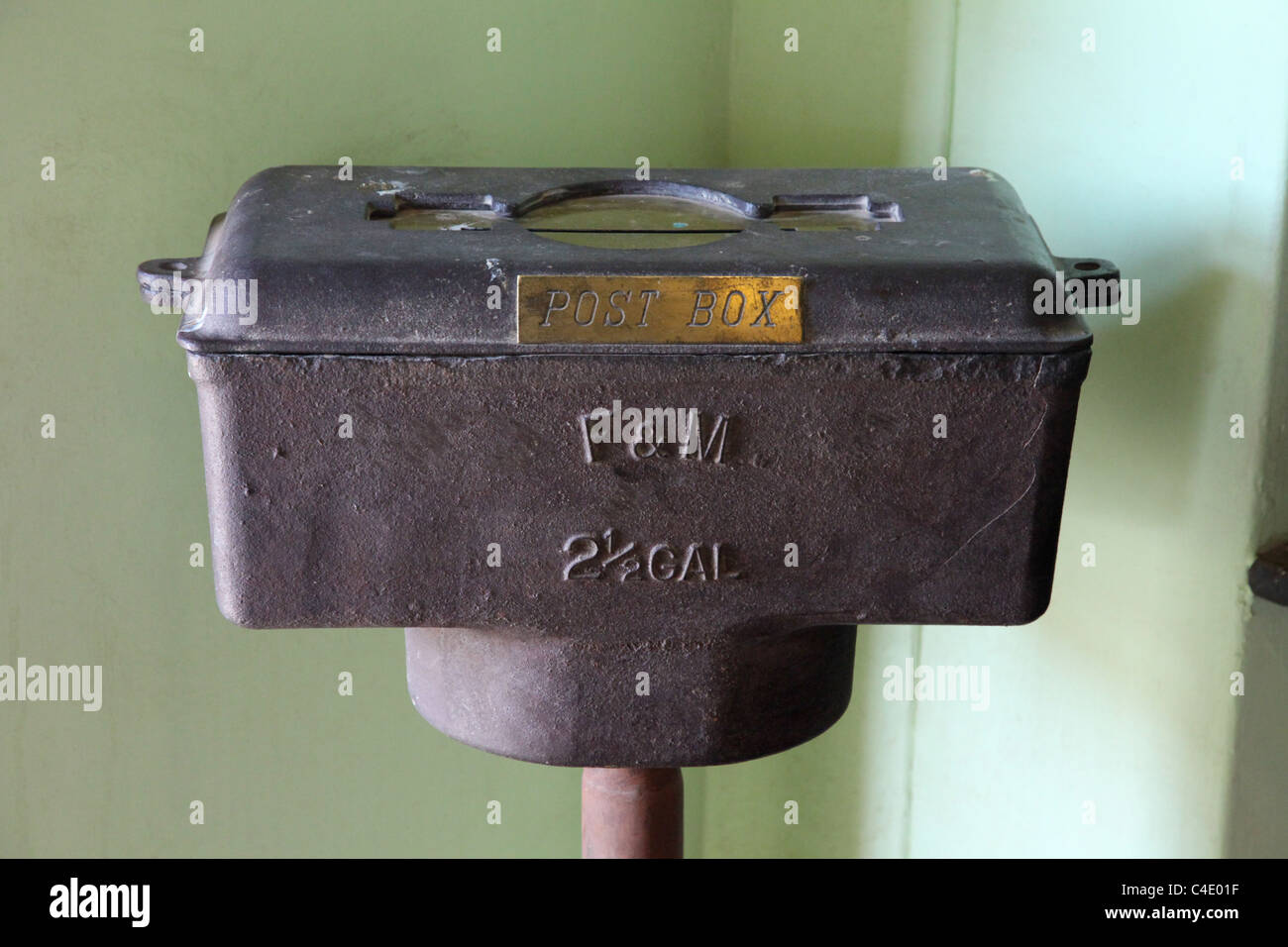Ein Spülkasten umgewandelt in einen Briefkasten - Solitaire Tankstopp, Süd-Namibia Stockfoto