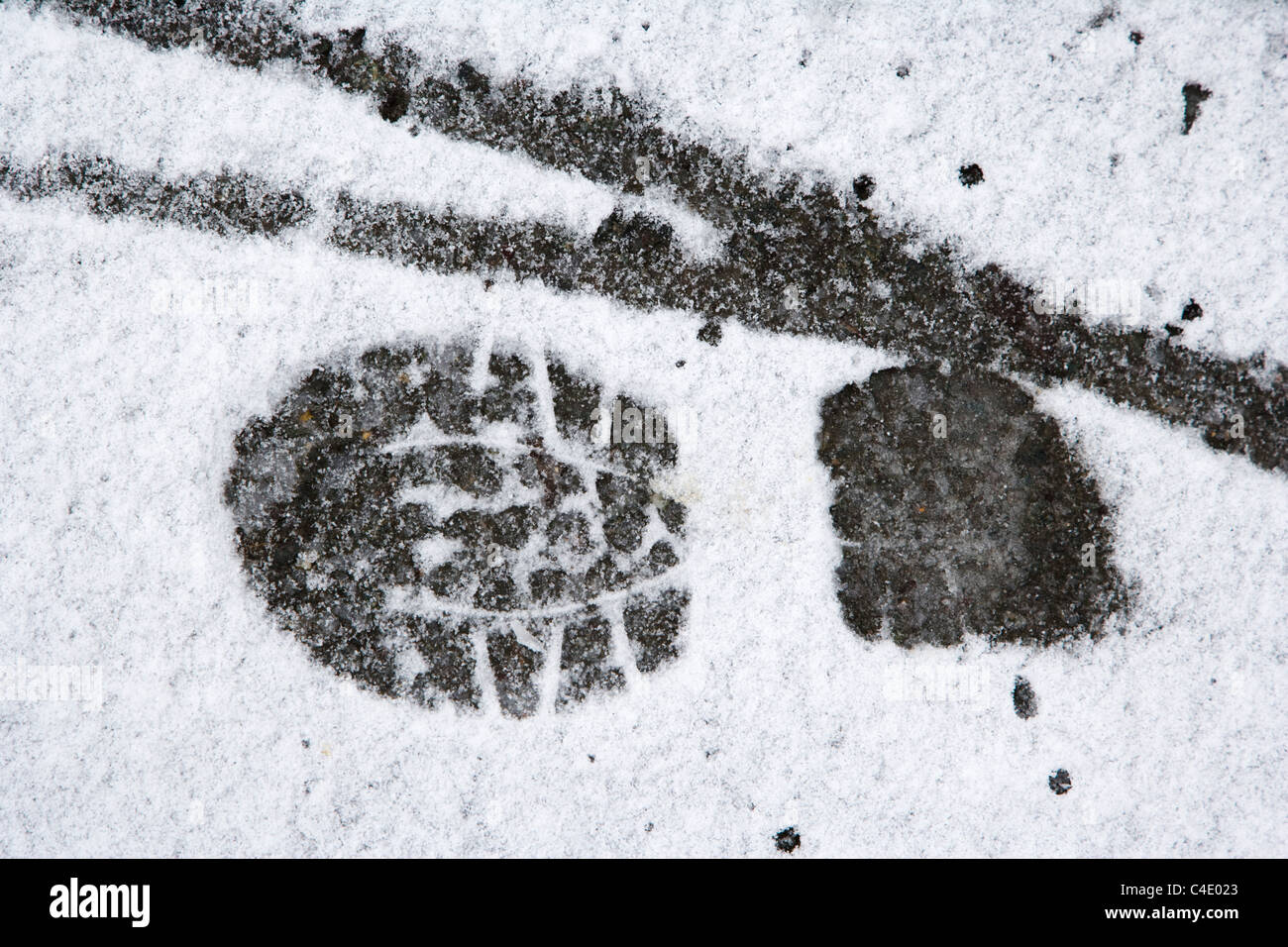 Boot und Fahrrad Spuren im Schnee Stockfoto