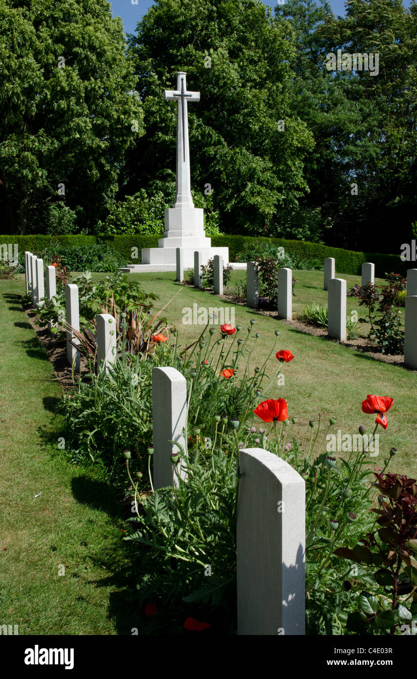 Mohn, schmücken, britischen und Commonwealth Krieg Gräber auf Wällen Friedhof, Ypern Stockfoto