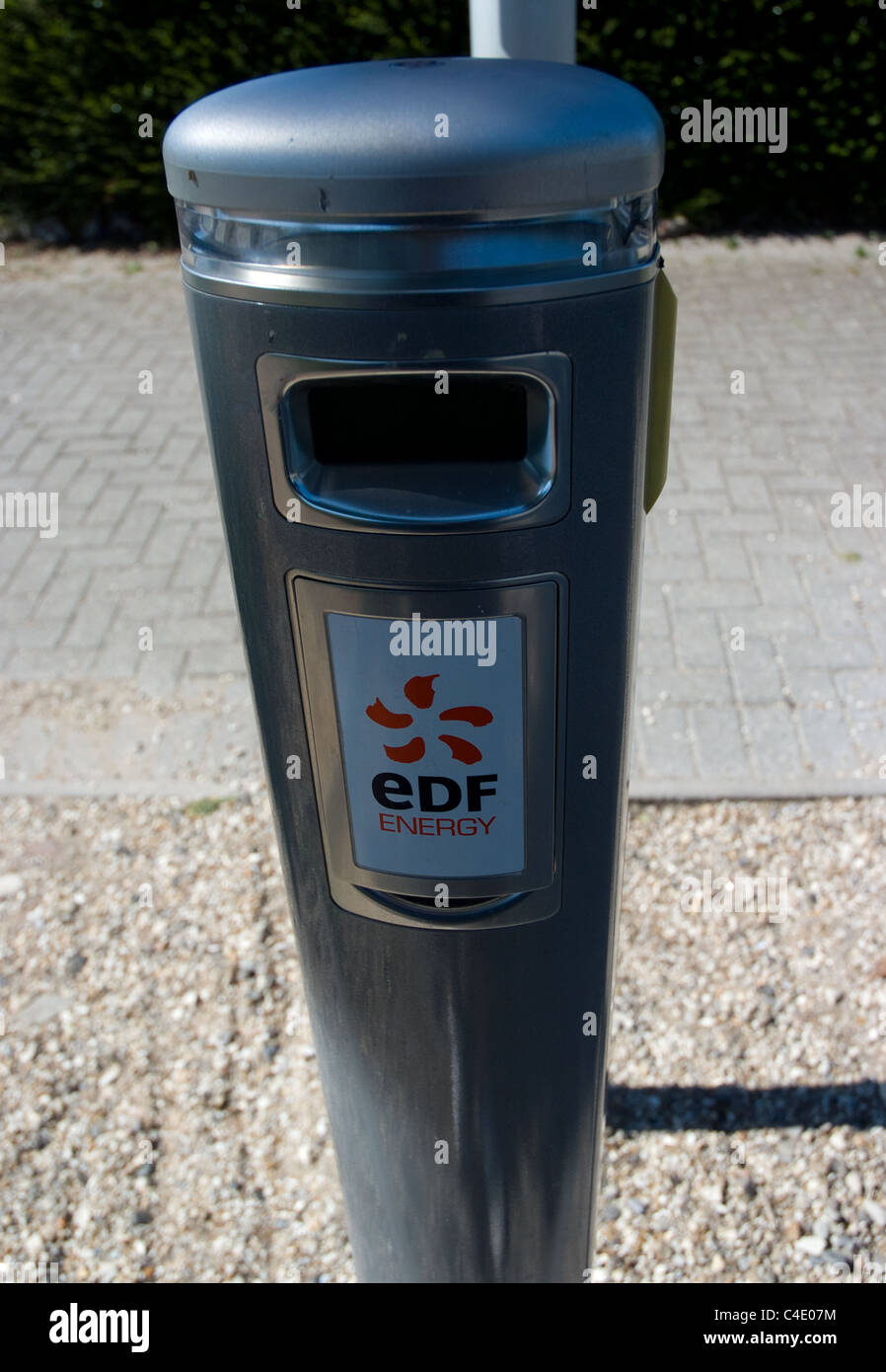 Eine EDF Energie Autostecker in Saft Punkt oder elektrische Ladegerät unter Punkt in Sainsburys Supermarkt Beckton London installiert Stockfoto