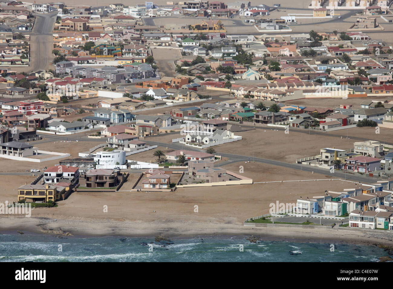 Luftaufnahme des am Stadtrand von Swakopmund an der Küste Namibias Stockfoto