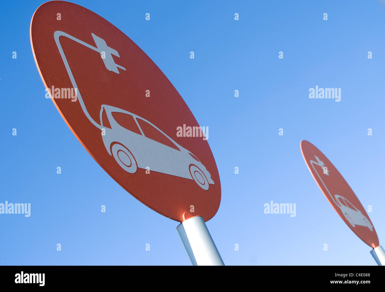 Eine EDF Energie Autostecker in Saft Punkt oder elektrische Ladegerät unter Punkt in Sainsburys Supermarkt Beckton London installiert Stockfoto