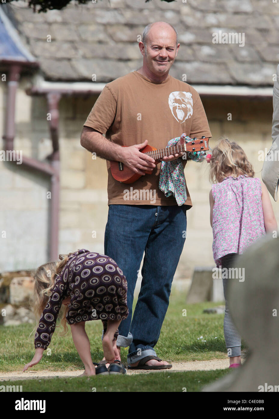 Keith Allen, Vater von Lily Allen, außerhalb der Kirche in Cranham, Gloucestershire, heiraten wo die pop-Star soll Sam Cooper Stockfoto