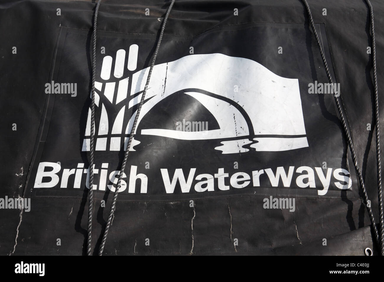 Ein Kanal Boot Abdeckung mit der Aufschrift britische Wasserwege und die Organisation Symbol oder Logo. Stockfoto