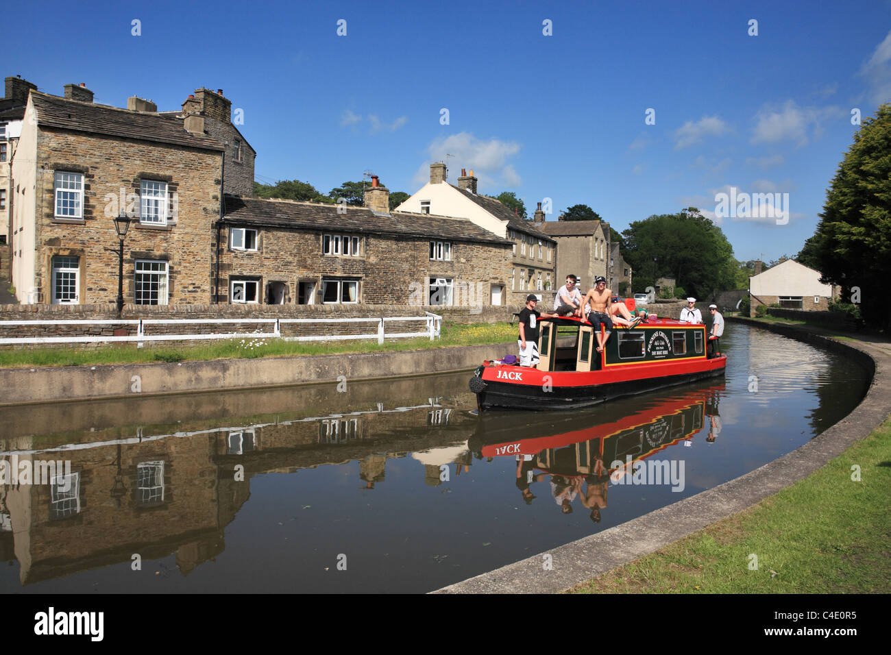 Junge Menschen an Bord eines Schiffes auf dem Leeds und Liverpool Kanal bei Kildwick, North Yorkshire, England, UK Stockfoto