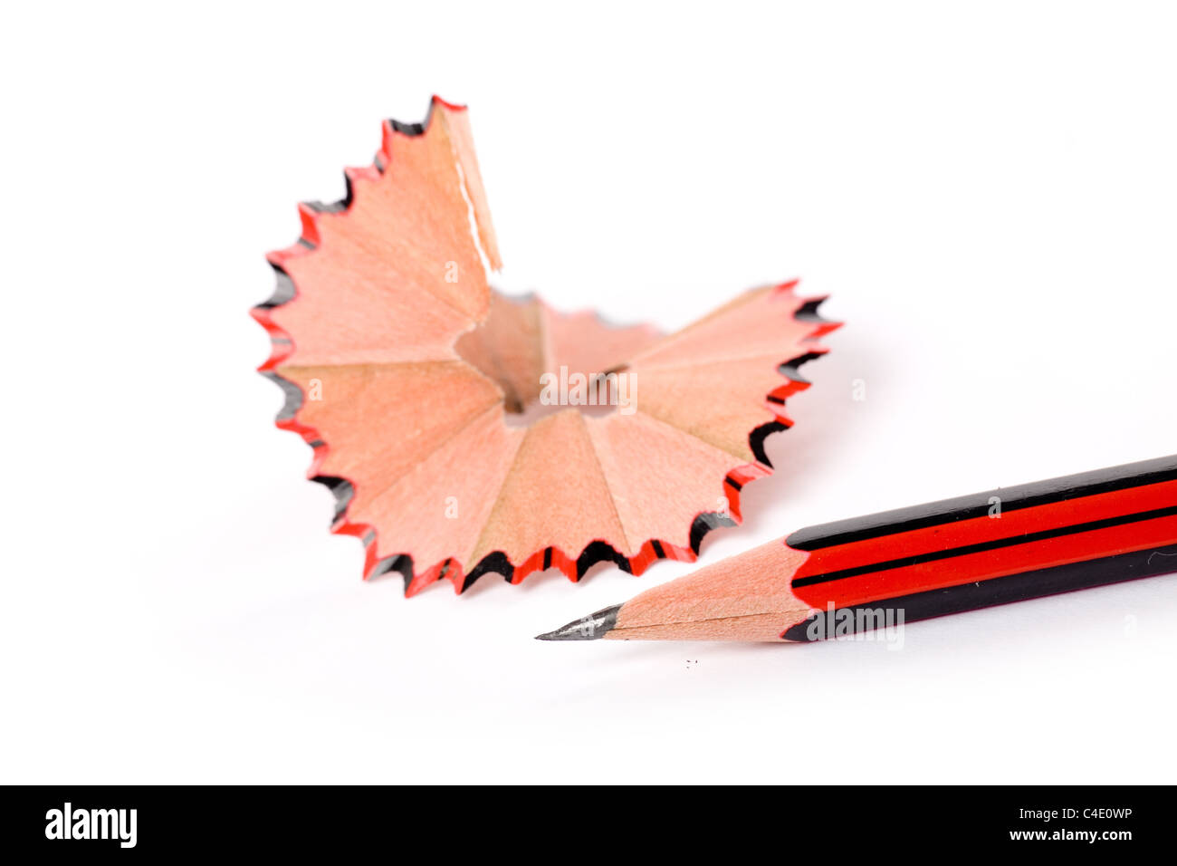 Bleistift-Späne mit weißem Hintergrund Stockfoto