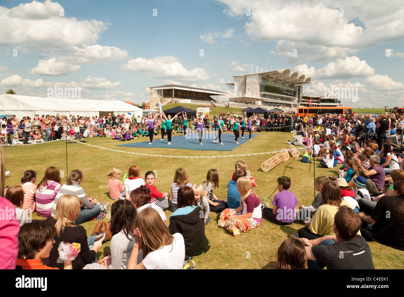 Eine gymnastische Display am Newmarket Stadtfest, Newmarket Suffolk UK Stockfoto