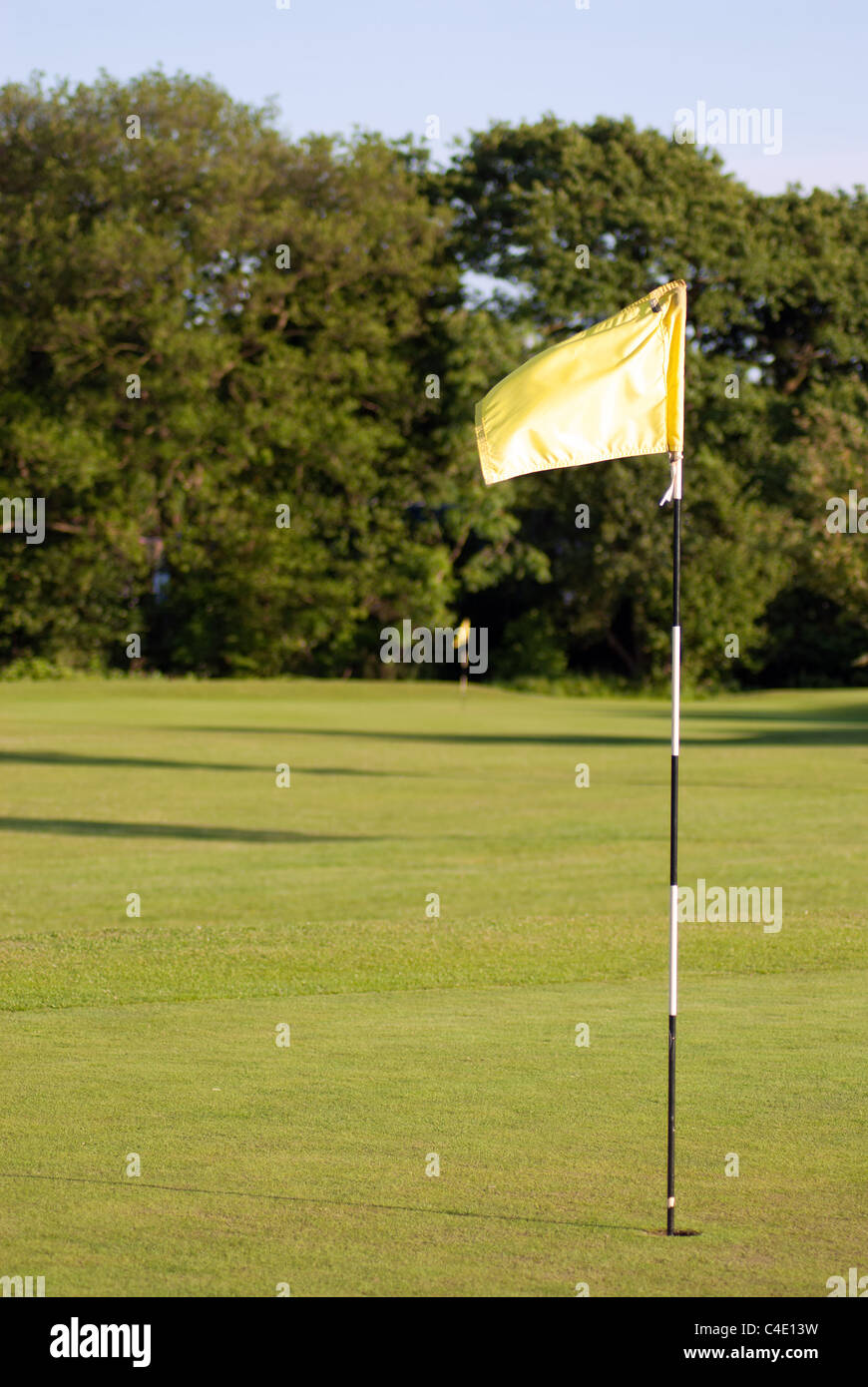 Golf-Fahne auf dem Grün auf einem Golfplatz Stockfoto