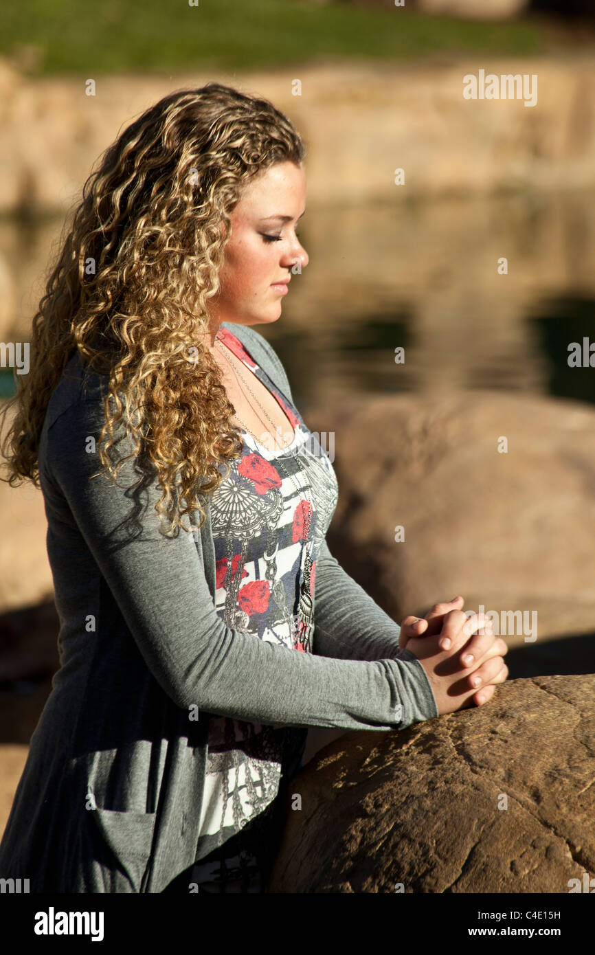 Entspannung, entspannte Teengirl 15-17 jährige jährigen beten, meditieren denken reflektieren spiegelt sinniert nachdenklich ernsten thoughts.MR© Myrleen Pearson Stockfoto