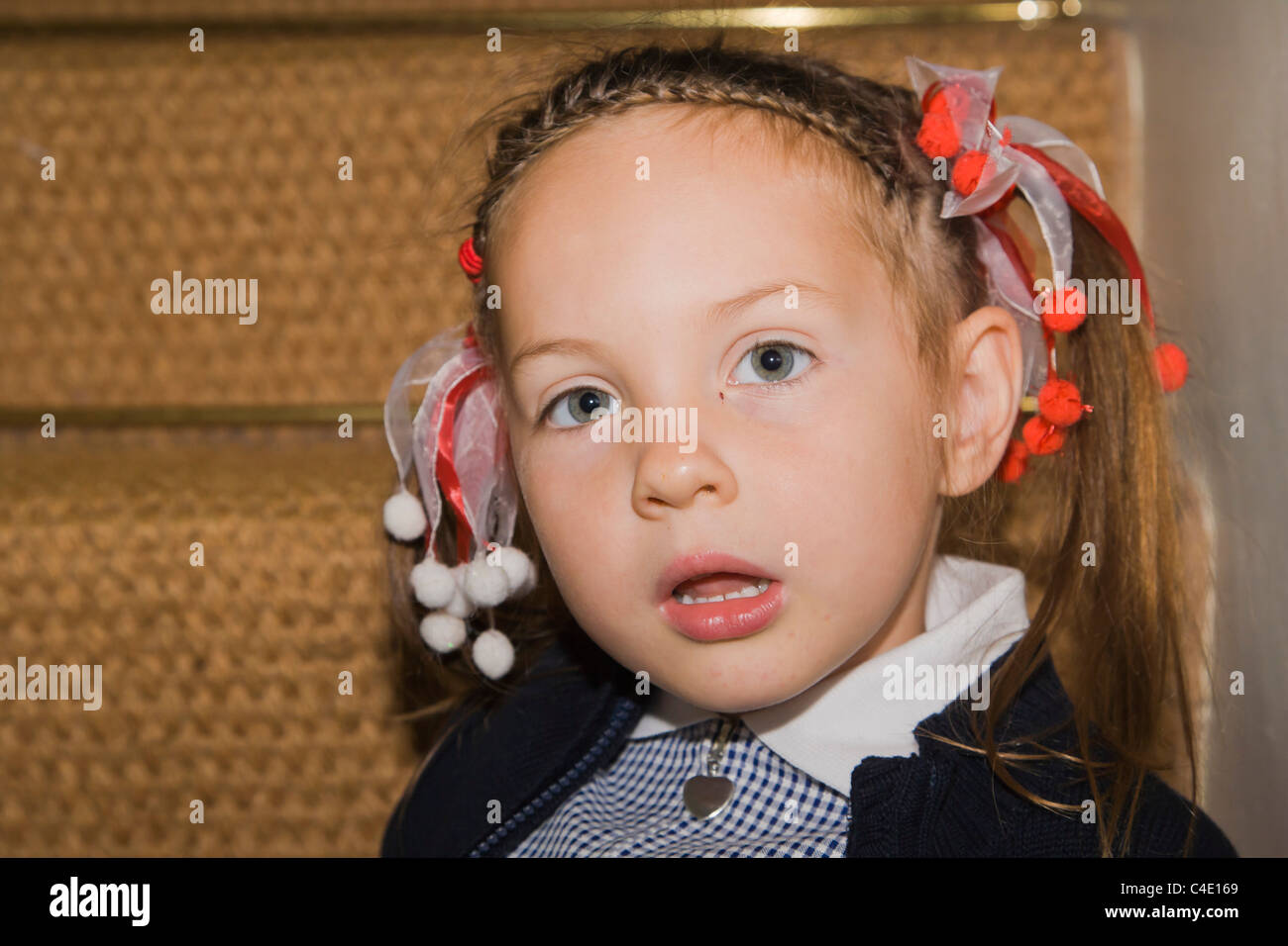 4 Jahre alte Schülerin in karierte Kleid, Sommer Schuluniform Stockfoto