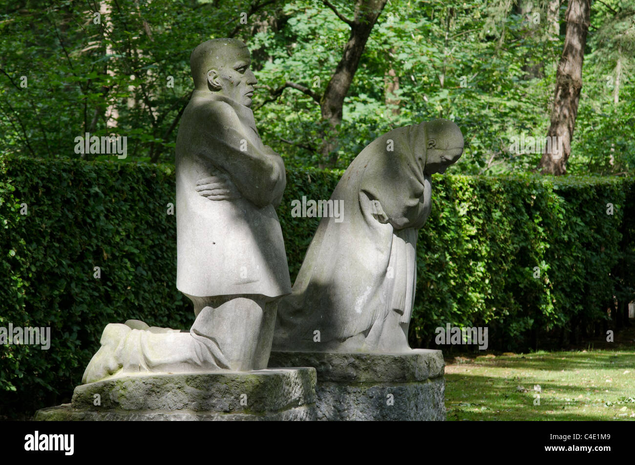 Deutscher Soldatenfriedhof Vladslo mit Skulptur die trauernden Eltern von Käthe Kollwitz Stockfoto