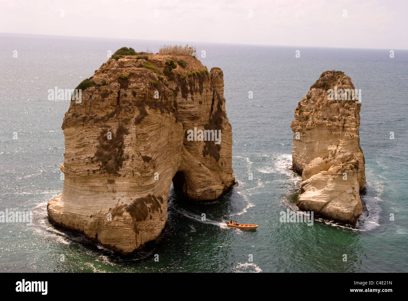 Beiruts berühmteste Naturdenkmal der Pigeon Rocks, Raouche, Beirut, Libanon. Stockfoto