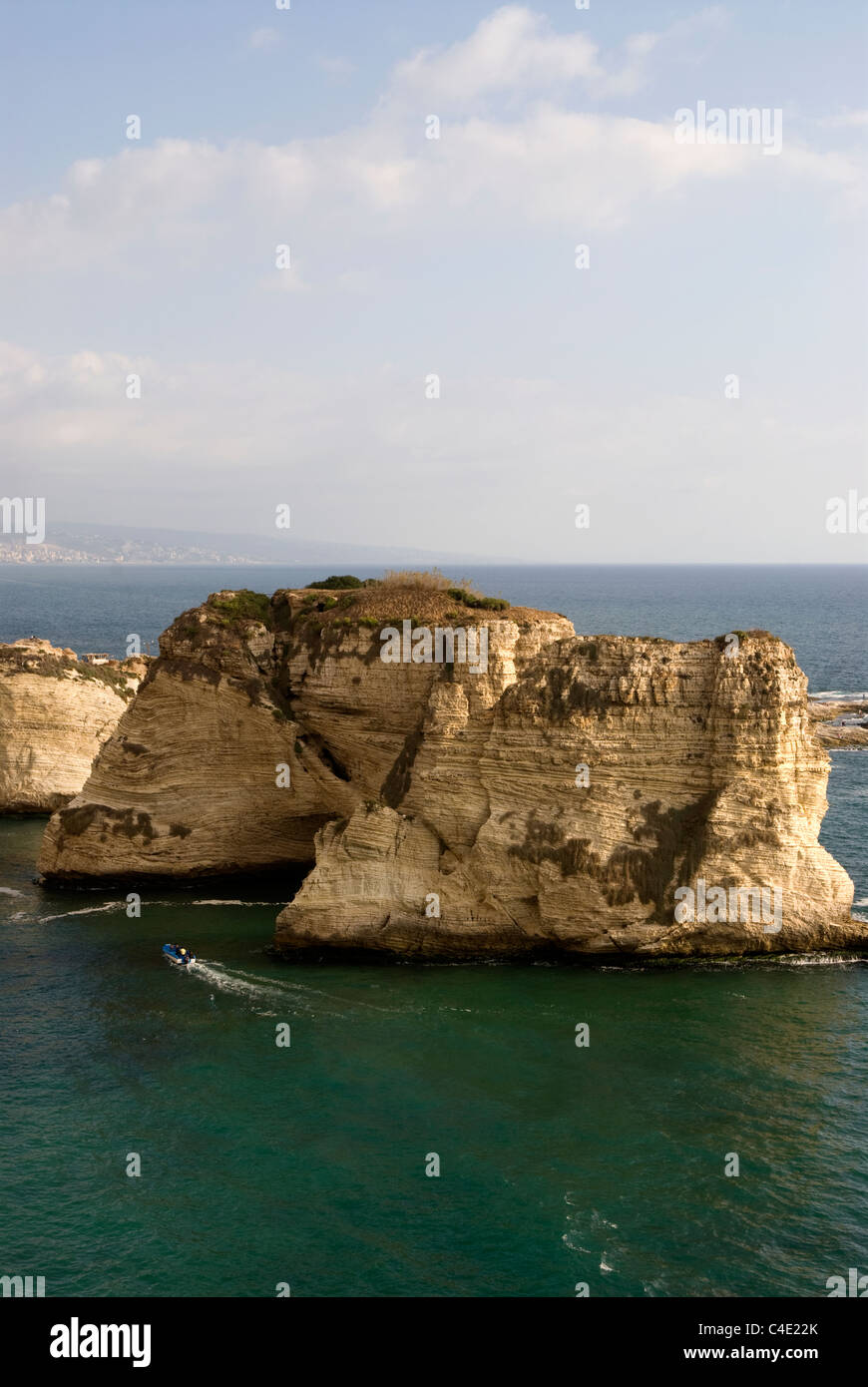 Beiruts berühmteste Naturdenkmal der Pigeon Rocks, Raouche, Beirut, Libanon. Stockfoto