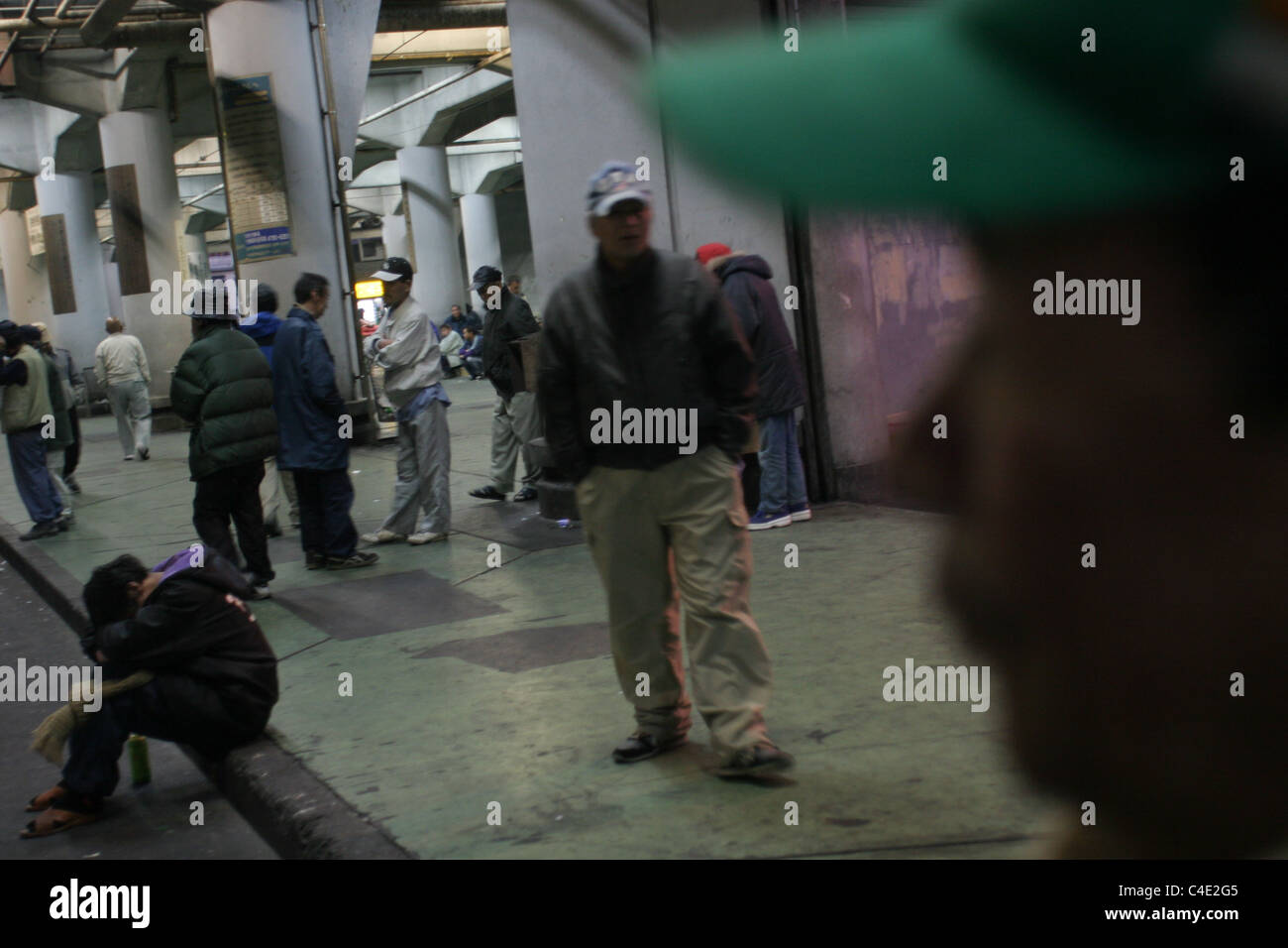 Arbeitslose, Obdachlose Männer, einen Unterschlupf für die Nacht, im Bereich "Arbeitsmarkt Tag" des Kamagasaki, Osaka, Japan gehen. Stockfoto