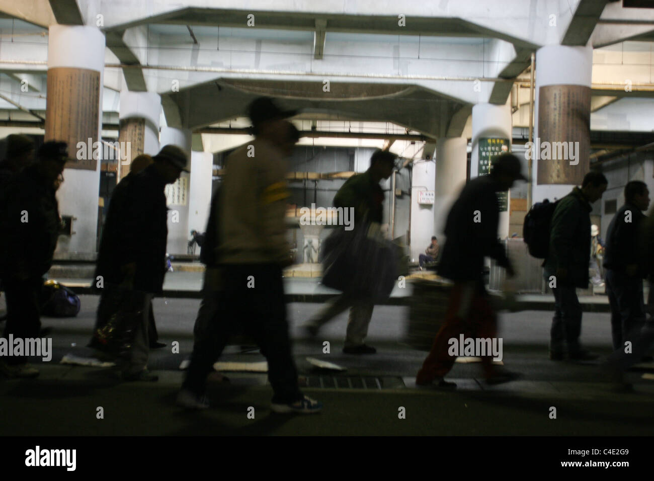 Arbeitslose, Obdachlose Männer, einen Unterschlupf für die Nacht, im Bereich "Arbeitsmarkt Tag" des Kamagasaki, Osaka, Japan gehen. Stockfoto