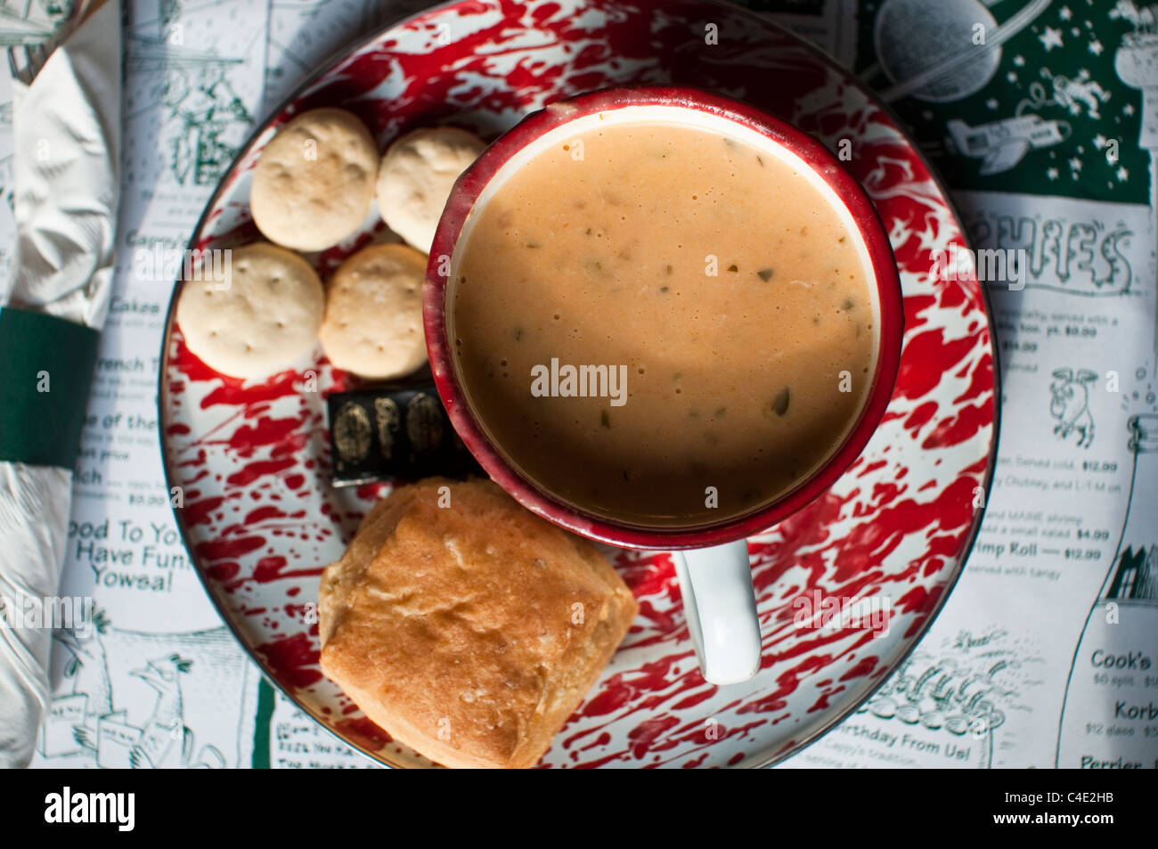 Eine große Tasse des "besonderen" Fischsuppe aus der berühmten Cappy Chowder House in Camden, Maine, New England, USA. Stockfoto