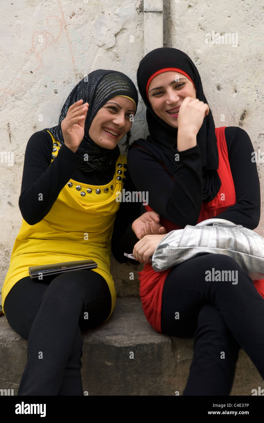 Zwei junge palästinensische Mädchen lachen, Reifen (sauer), Südlibanon. Stockfoto