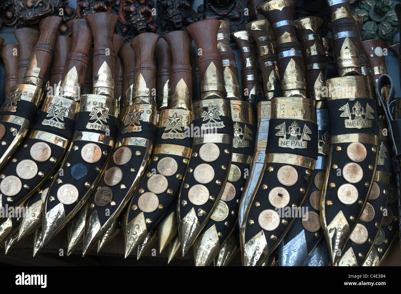 Eine Auswahl der Khukri Messer zum Verkauf in Nepal Stockfoto