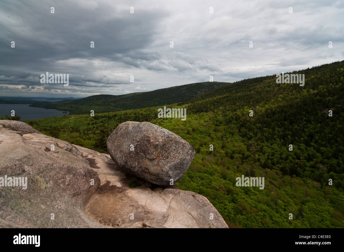 Bubble-Rock, einer eiszeitlichen unberechenbar, ist prekär thront oben auf der Süd-Blase im Acadia National Park. Stockfoto