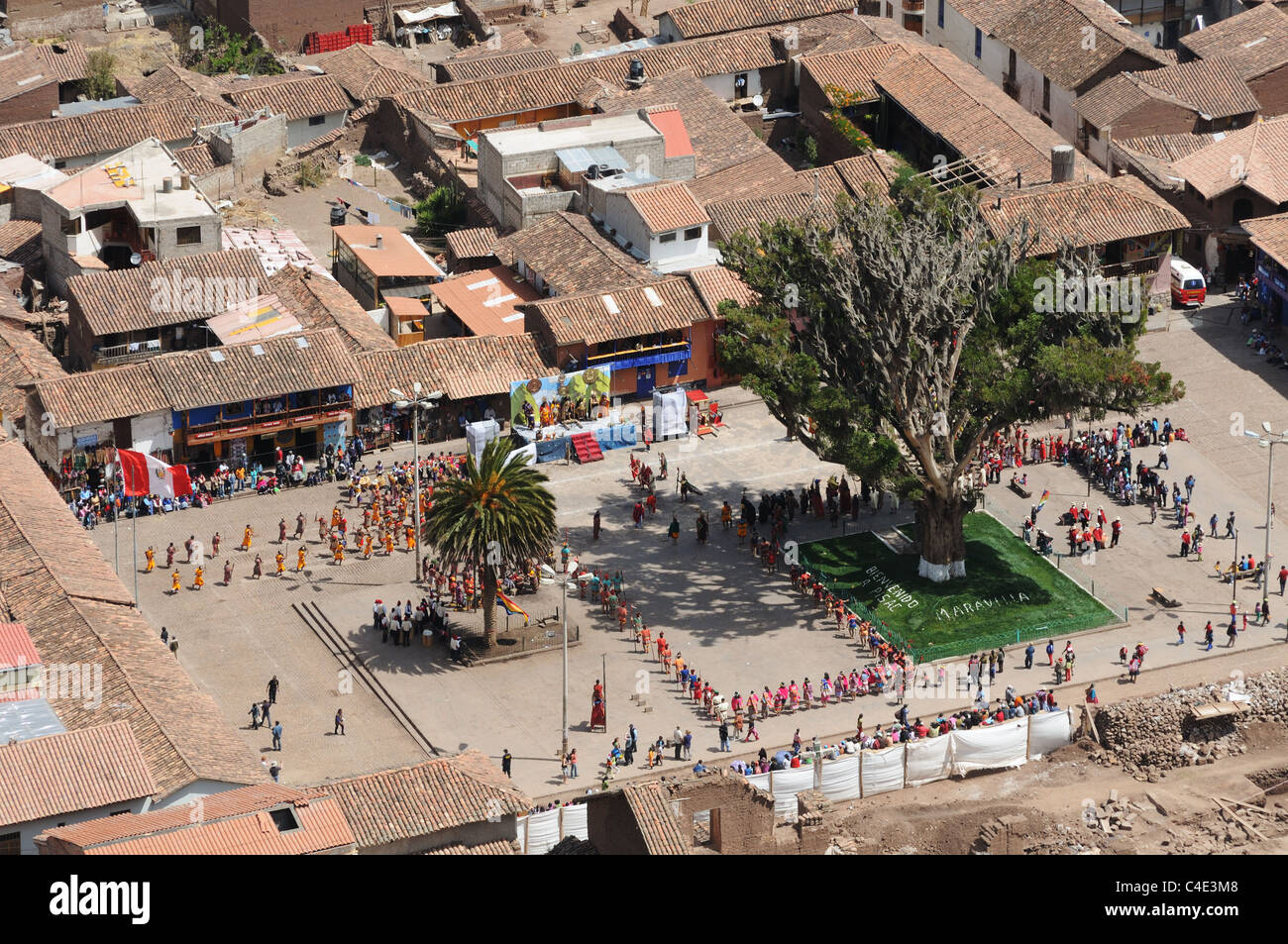 Blickte auf das Dorf Platz von Pisaq in der Nähe von Cusco in Peru mit einer traditionellen Feier stattfindet Stockfoto