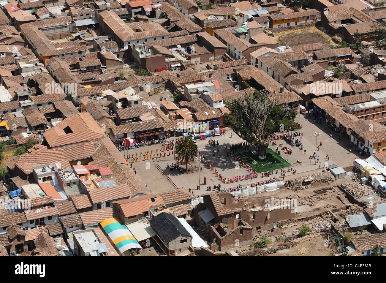 Blickte auf das Dorf Platz von Pisaq in der Nähe von Cusco in Peru mit einer traditionellen Feier stattfindet Stockfoto