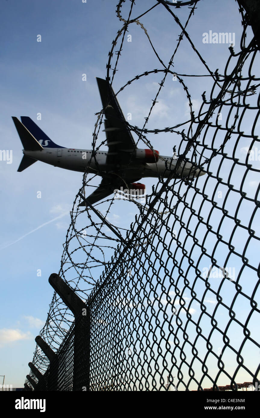 Eine Grundfläche, die Überquerung der Stacheldraht-Umzäunung am Flughafen Heathrow Stockfoto