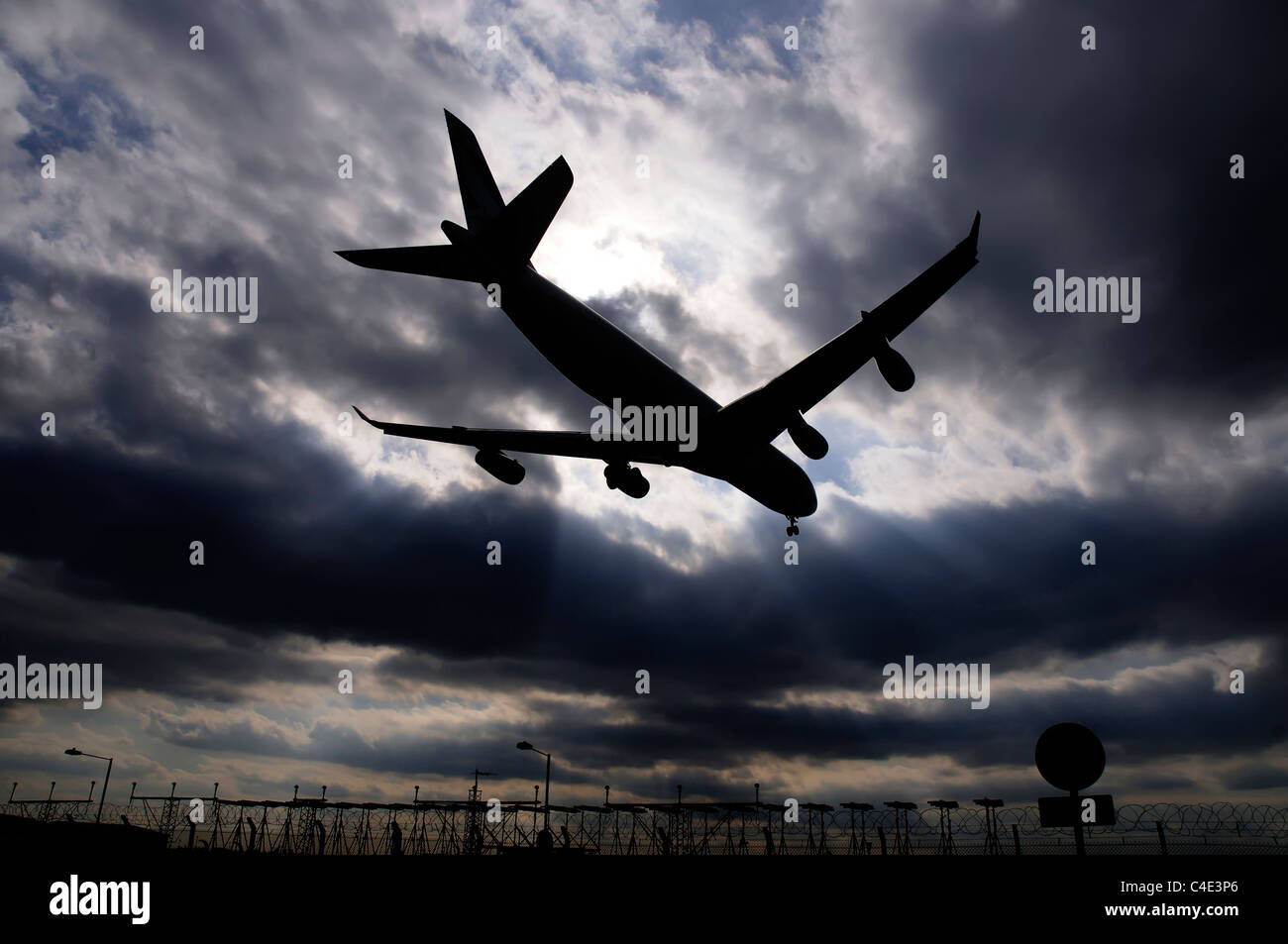Ein Flugzeug landet in den Sonnenuntergang am Flughafen London Heathrow Stockfoto