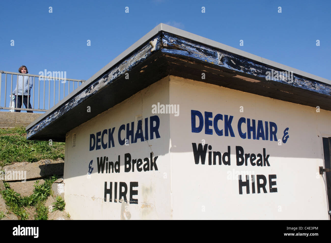 Ein Kiosk Werbung Windschutz und Liegestuhl-Verleih in Clacton in Essex Stockfoto