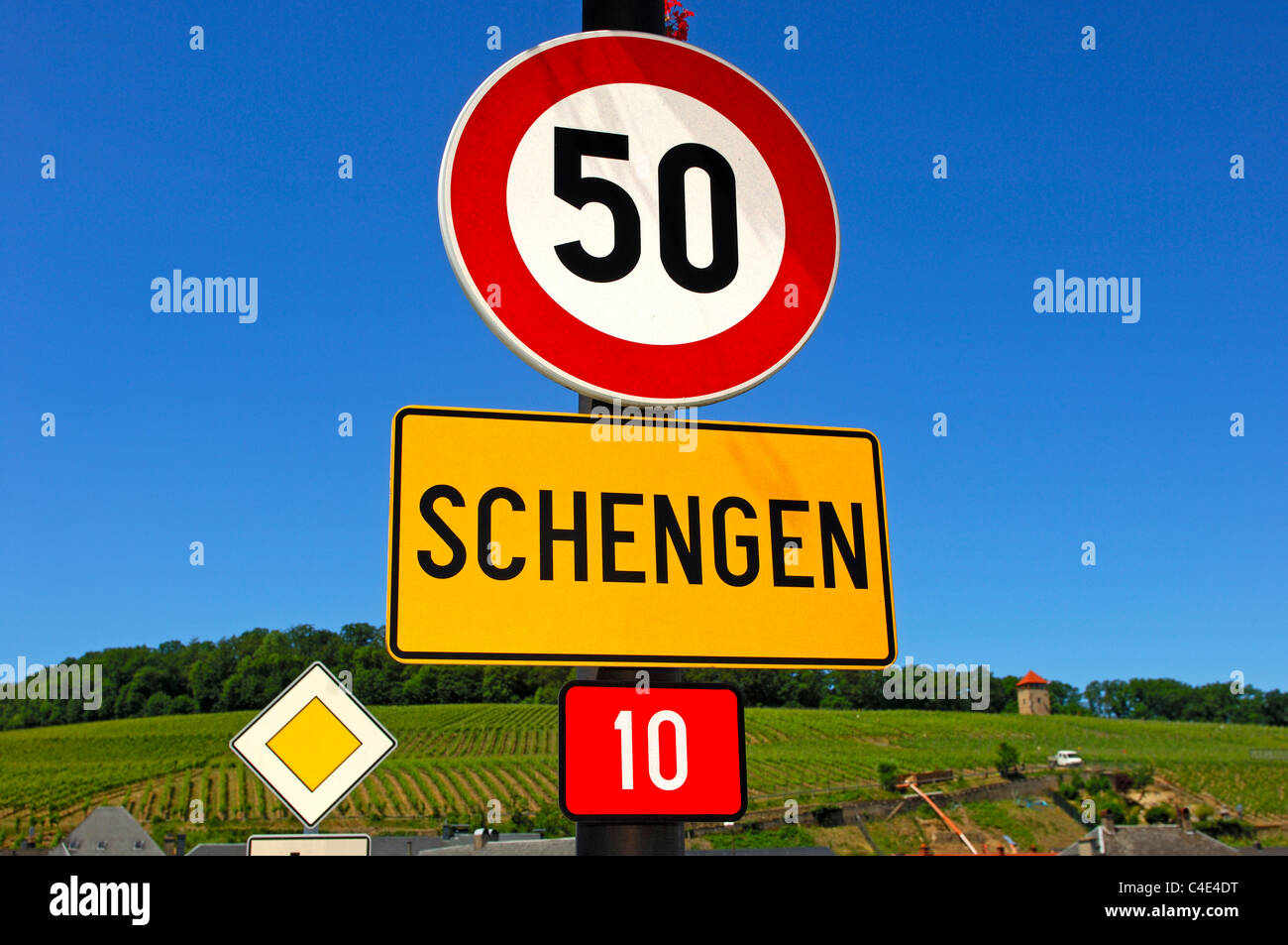 Ortsschild von Schengen und Verkehr melden Höchstgeschwindigkeit 50 km/h, Schengen, Luxemburg Stockfoto