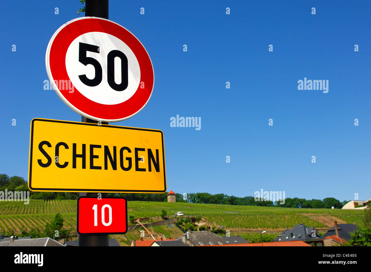Ortsschild von Schengen und Verkehr melden Höchstgeschwindigkeit 50 km/h, Schengen, Luxemburg Stockfoto